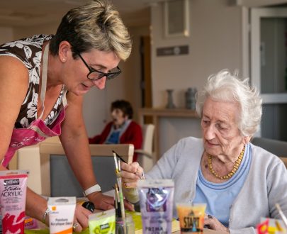 Résidente accompagnée la CVSC fait de la peinture dans un salon